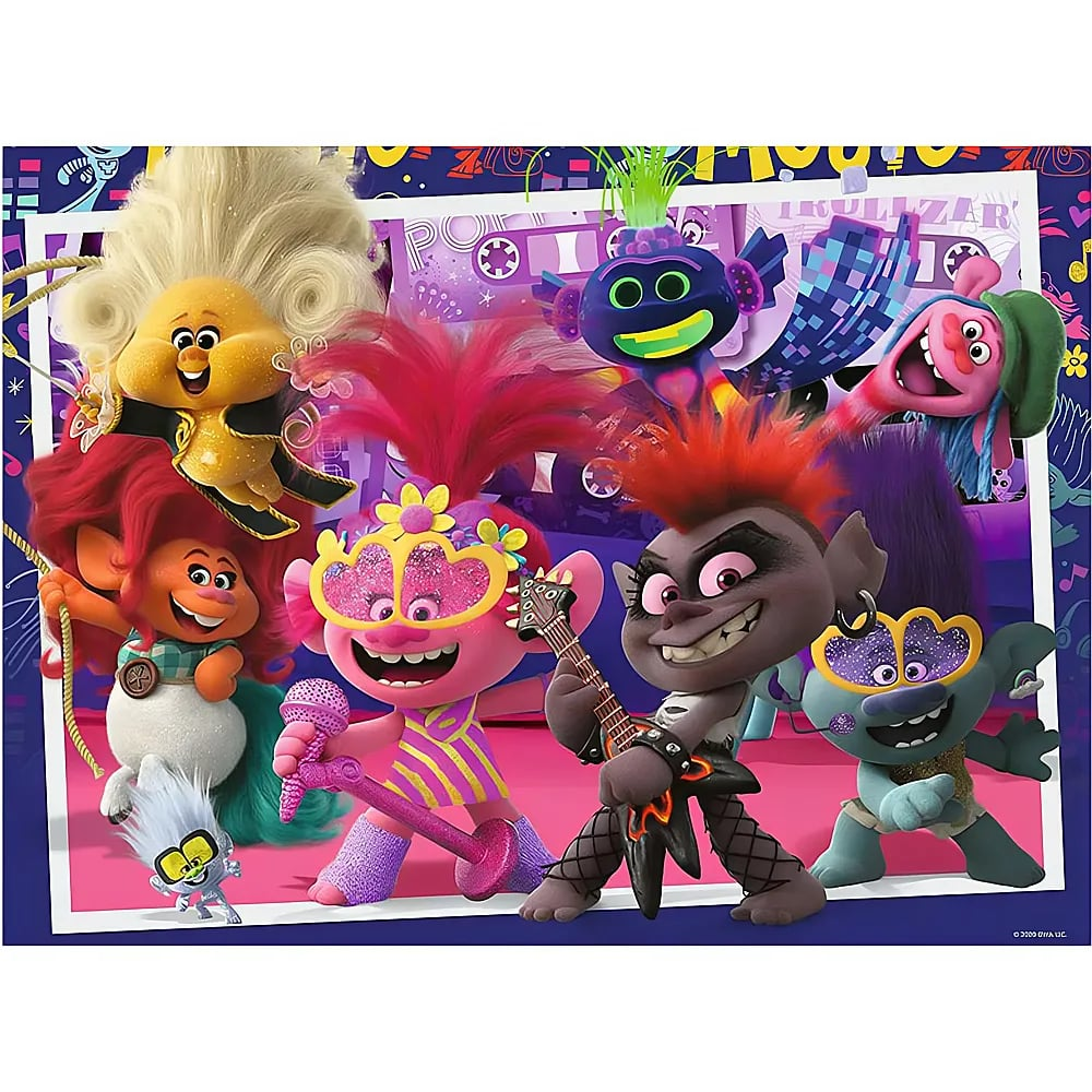 Bunte Troll-Figuren posieren fröhlich vor einem violetten Hintergrund mit Musikinstrumenten und Party-Accessoires.