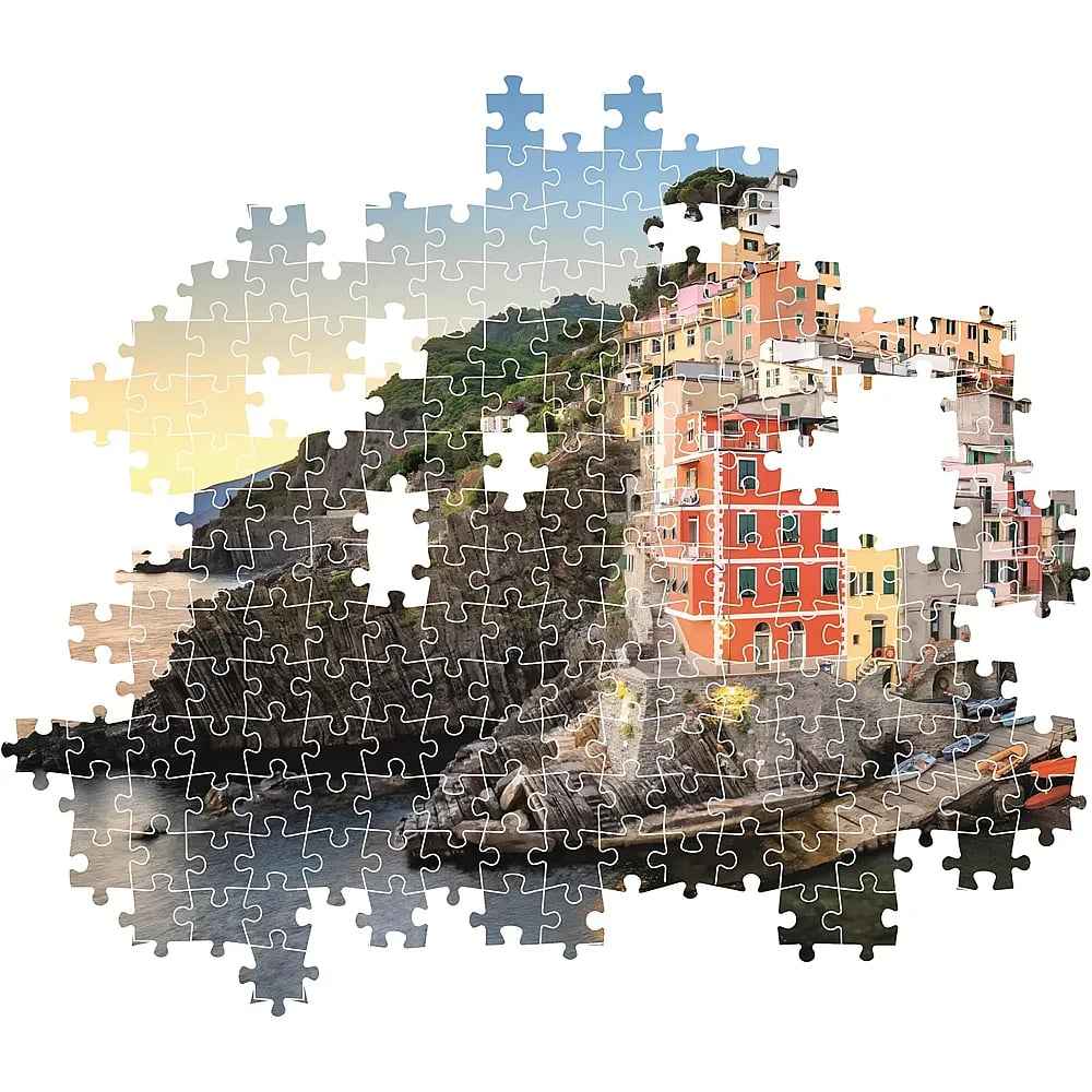Ein unvollständiges Puzzle zeigt ein farbenfrohes Küstendorf auf Klippen am Meer.