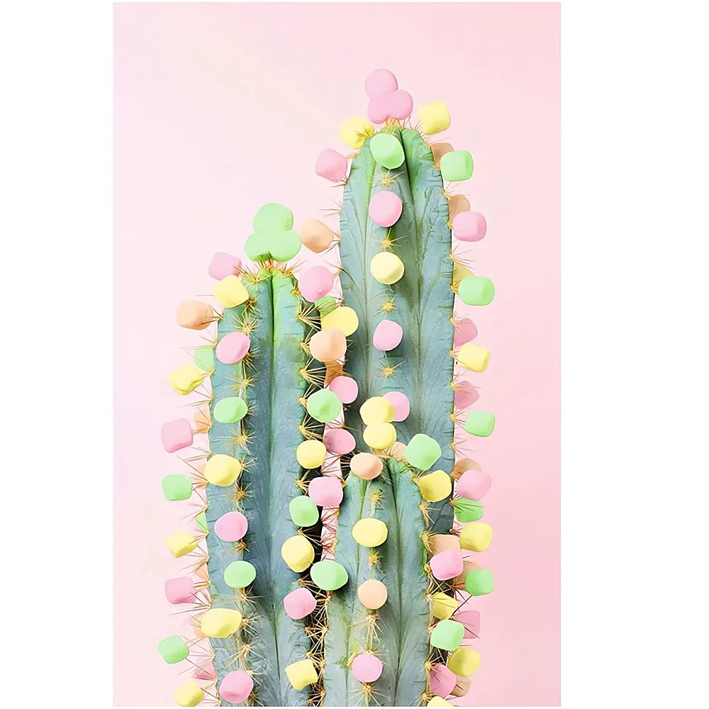 Ein grüner Kaktus, bedeckt mit pastellfarbenen Marshmallows vor einem rosa Hintergrund.