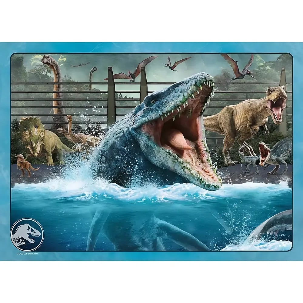 Ein Mosasaurus springt aus dem Wasser, im Hintergrund stehen andere Dinosaurier vor einem Zaun.