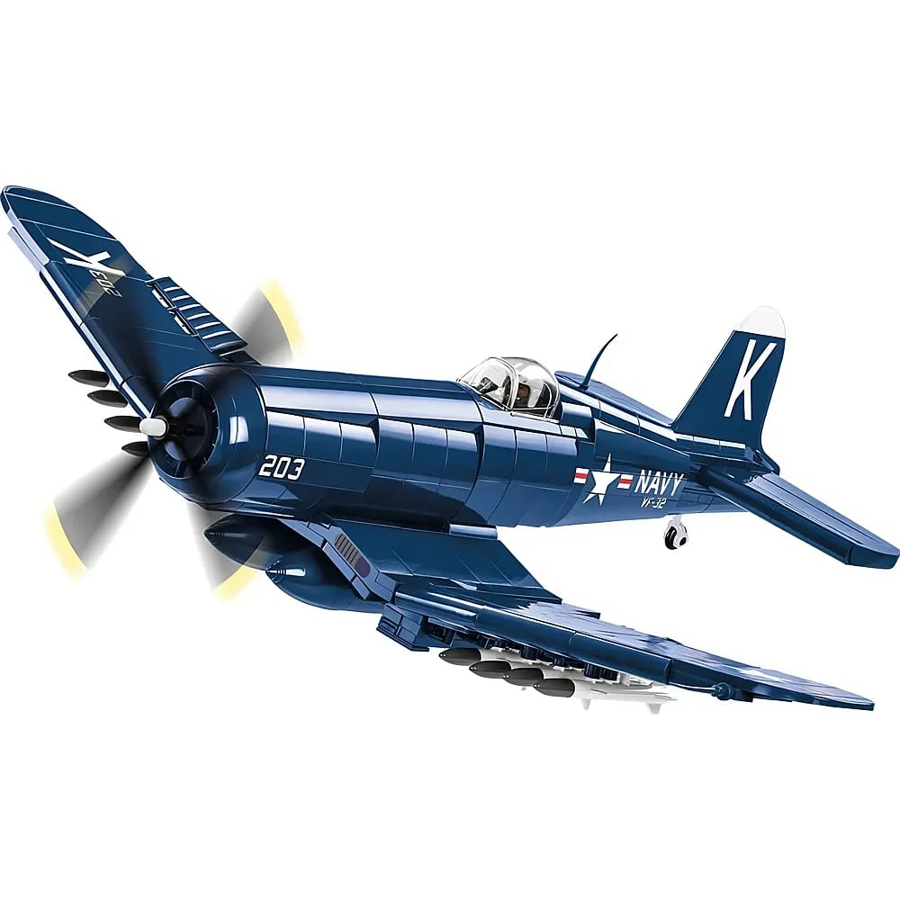 Ein blaues Militärflugzeug mit drehendem Propeller fliegt vor weißem Hintergrund.
