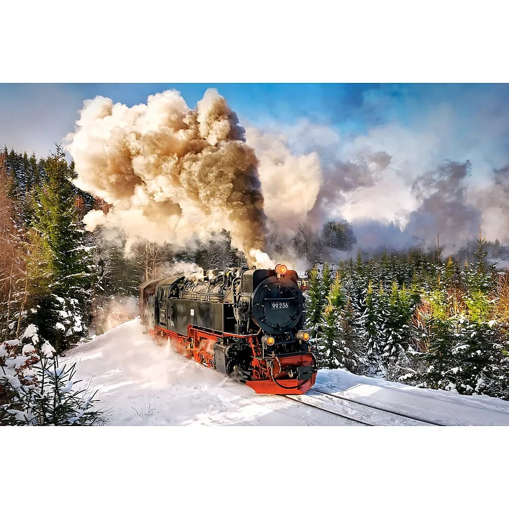 Eine schwarze und rote Dampflokomotive fährt im Schnee durch einen Wald und stößt großen Dampf aus.