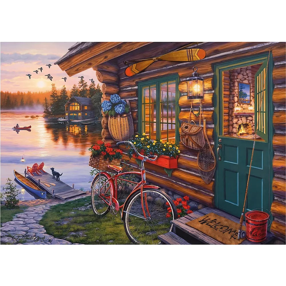 Gemütliche Blockhütte am See im Abendlicht mit roten Fahrrad, Kanu am Steg und fliegenden Vögeln.