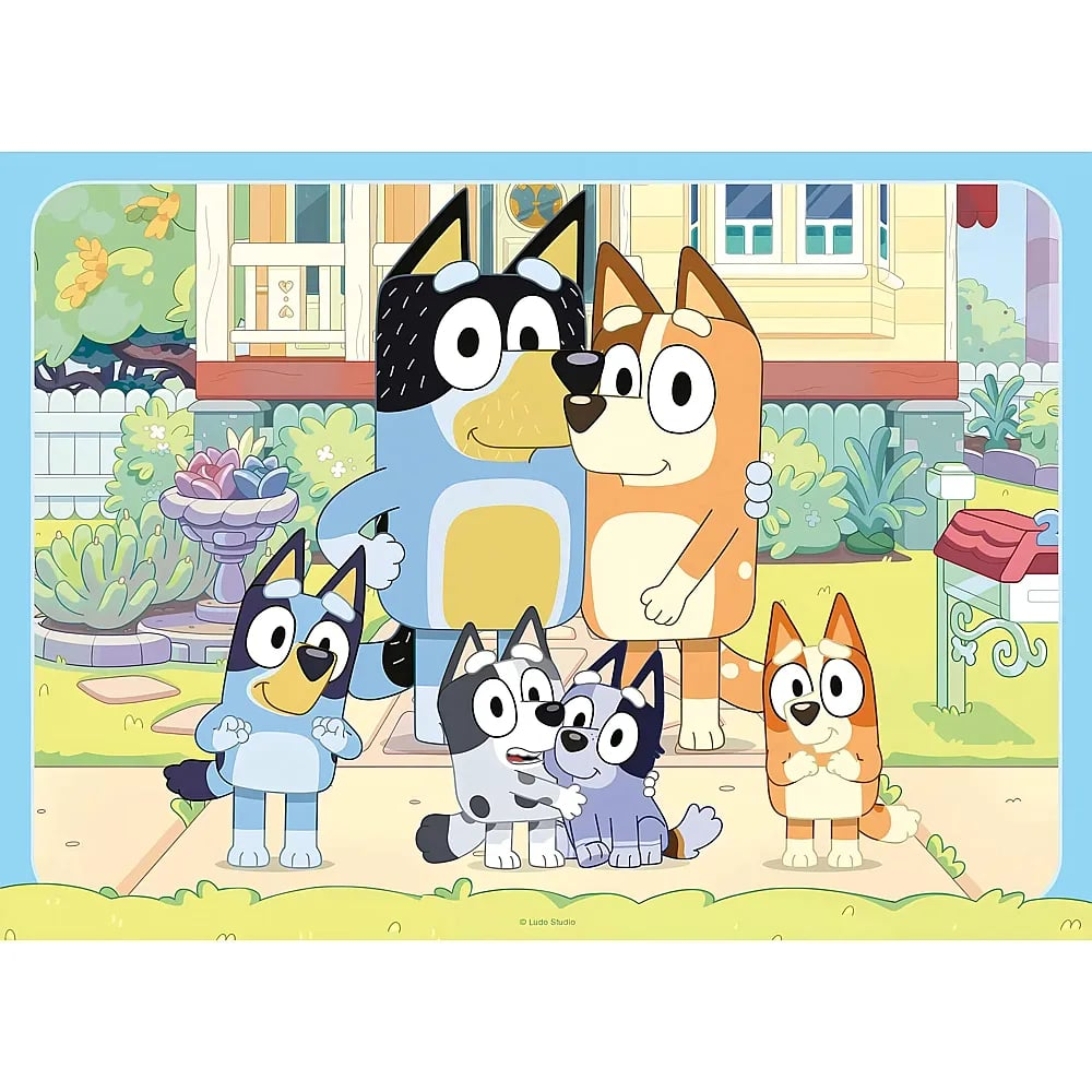 Una familia de perros de la serie Bluey sonríe junta frente a su casa amarilla.
