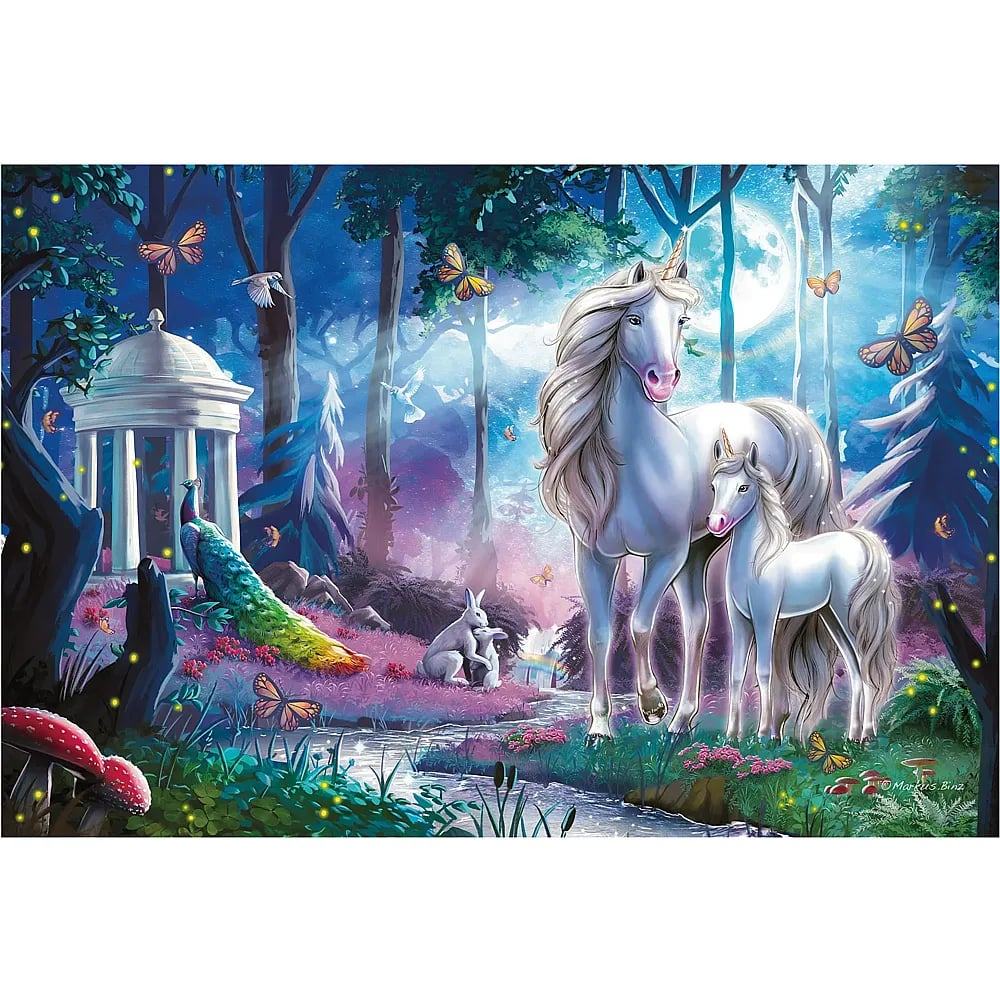 Ein magischer Wald bei Nacht mit weißem Einhorn und Fohlen am Bach, Pfau, Schmetterlingen und einem Pavillon.
