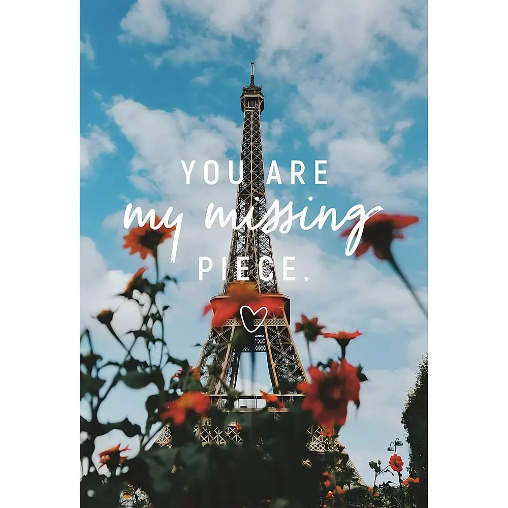Eiffelturm hinter roten Blumen mit Text und Herzsymbol.
