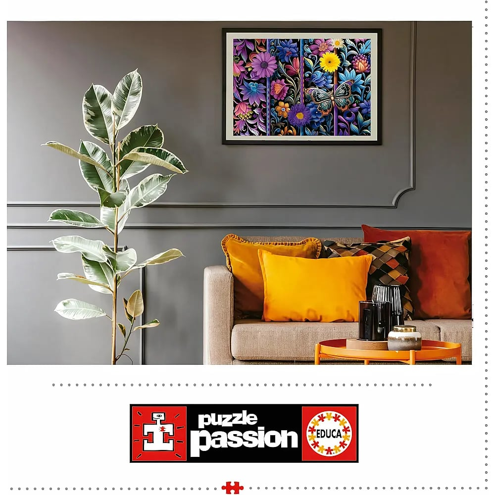 Ein graues Sofa mit bunten Kissen steht vor einer grauen Wand mit einer großen blumigen Wandkunst und einer hohen Pflanze.