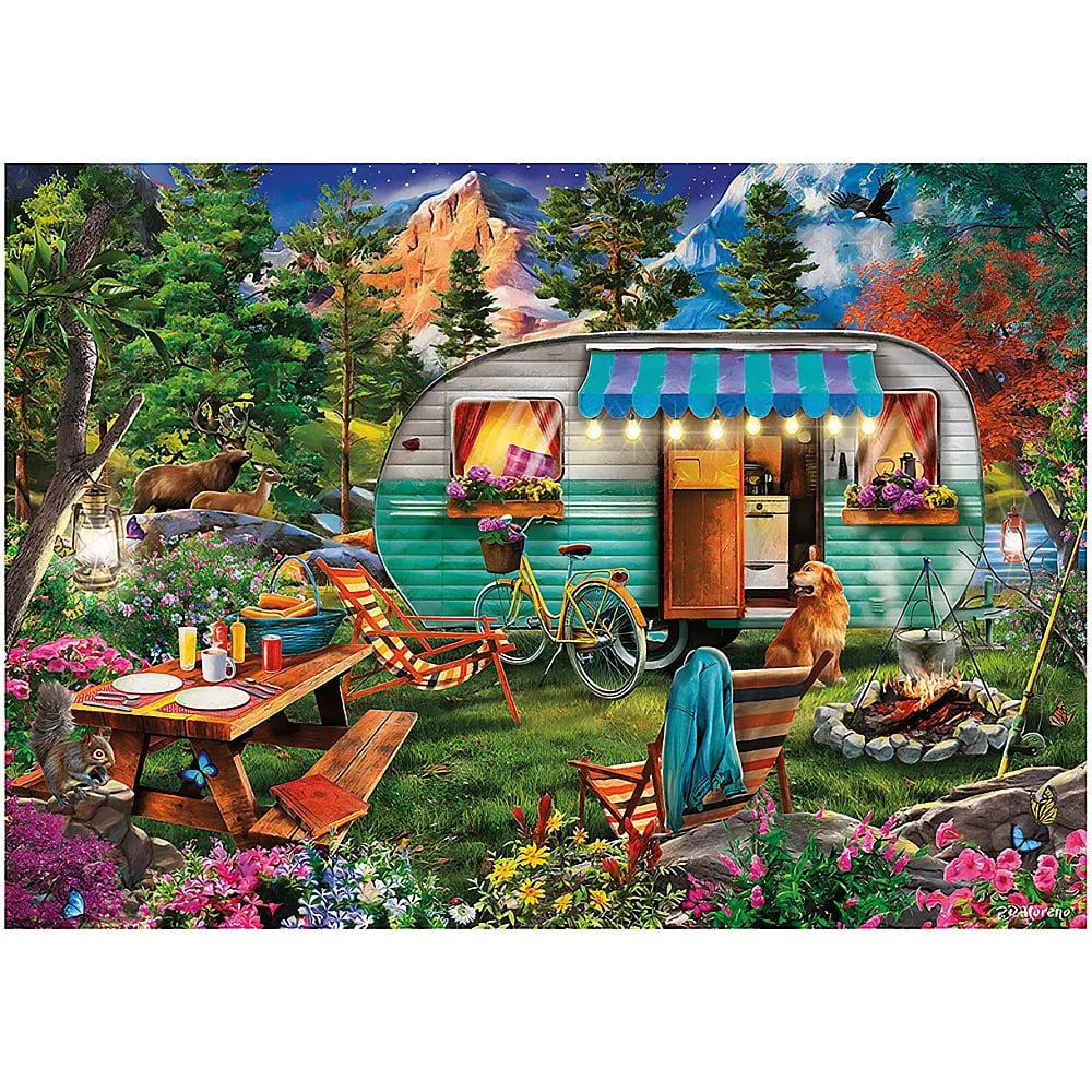 Une caravane colorée dans un paysage de montagne avec table de pique-nique, chien, vélo et feu de camp.