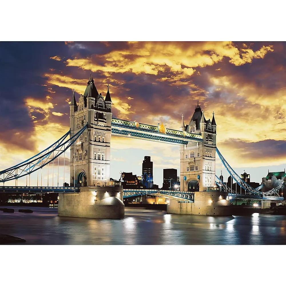 Iluminado Puente de la Torre en Londres al atardecer sobre el río Támesis.