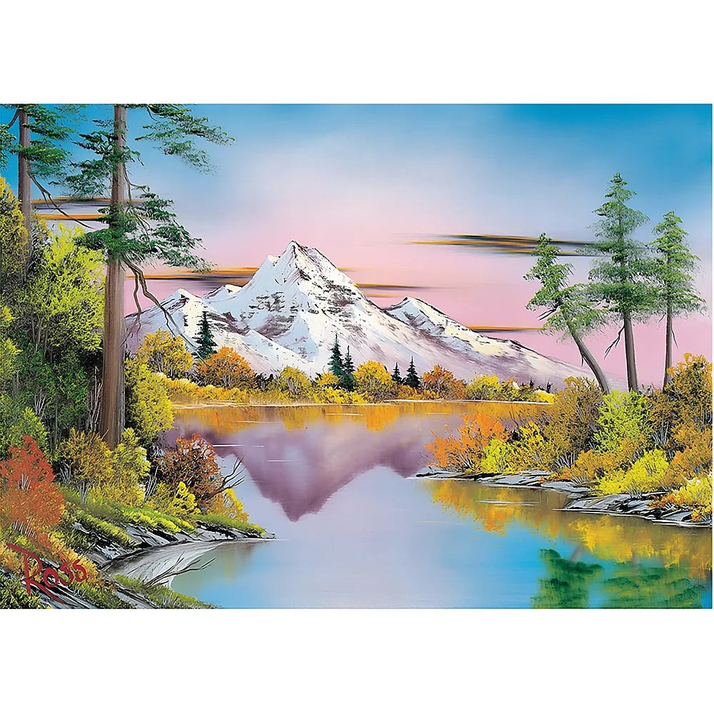 Ein See spiegelt schneebedeckte Berge, umgeben von herbstlichen Bäumen unter rosa Himmel.