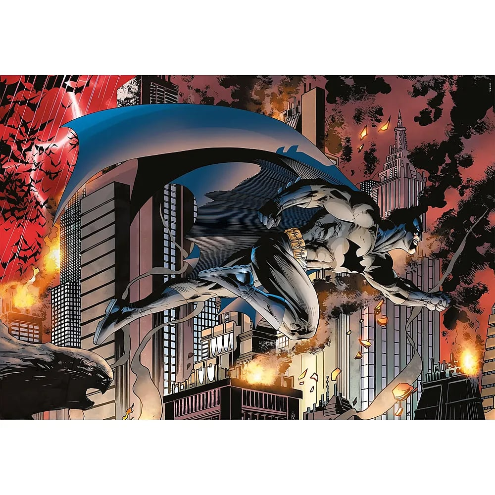 Batman salta attraverso un cupo skyline in fiamme di Gotham City, con il mantello al vento su un cielo rosso.