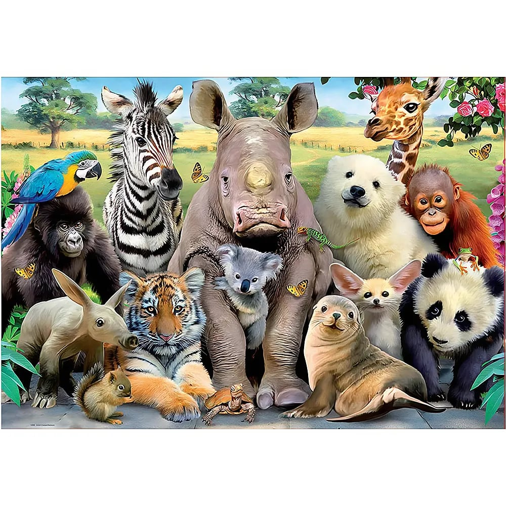 Eine lebendige Versammlung wilder Tiere in einer sonnigen Savannenlandschaft, darunter ein Nashorn und ein Tiger.