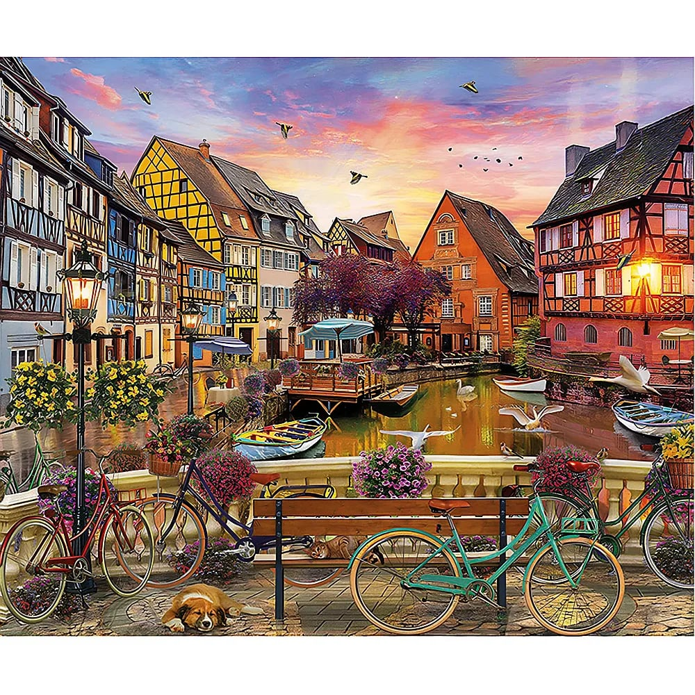 Buntes europäisches Dorf am Fluss bei Sonnenuntergang mit Fahrrädern, Booten, Blumen und einem Hund im Vordergrund.