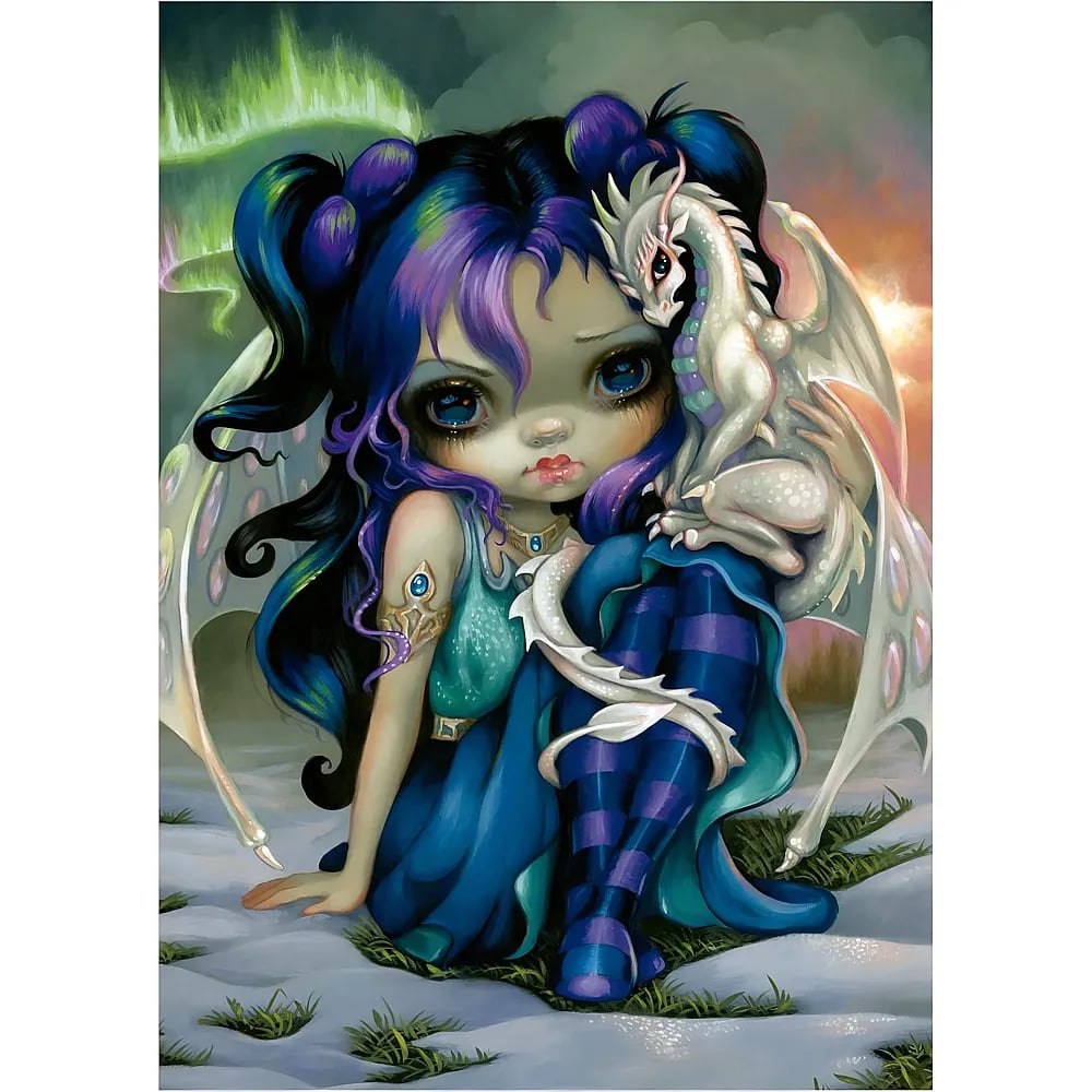 Una niña de fantasía con cabello azul y morado sostiene un pequeño dragón blanco sentada en la nieve bajo una aurora.