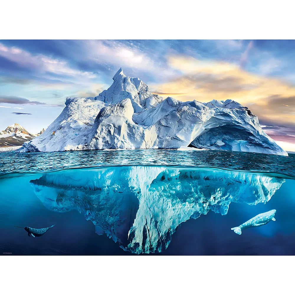 Ein großer Eisberg schwimmt im Meer mit zwei Narwalen im klaren blauen Wasser darunter und dramatischem Himmel.