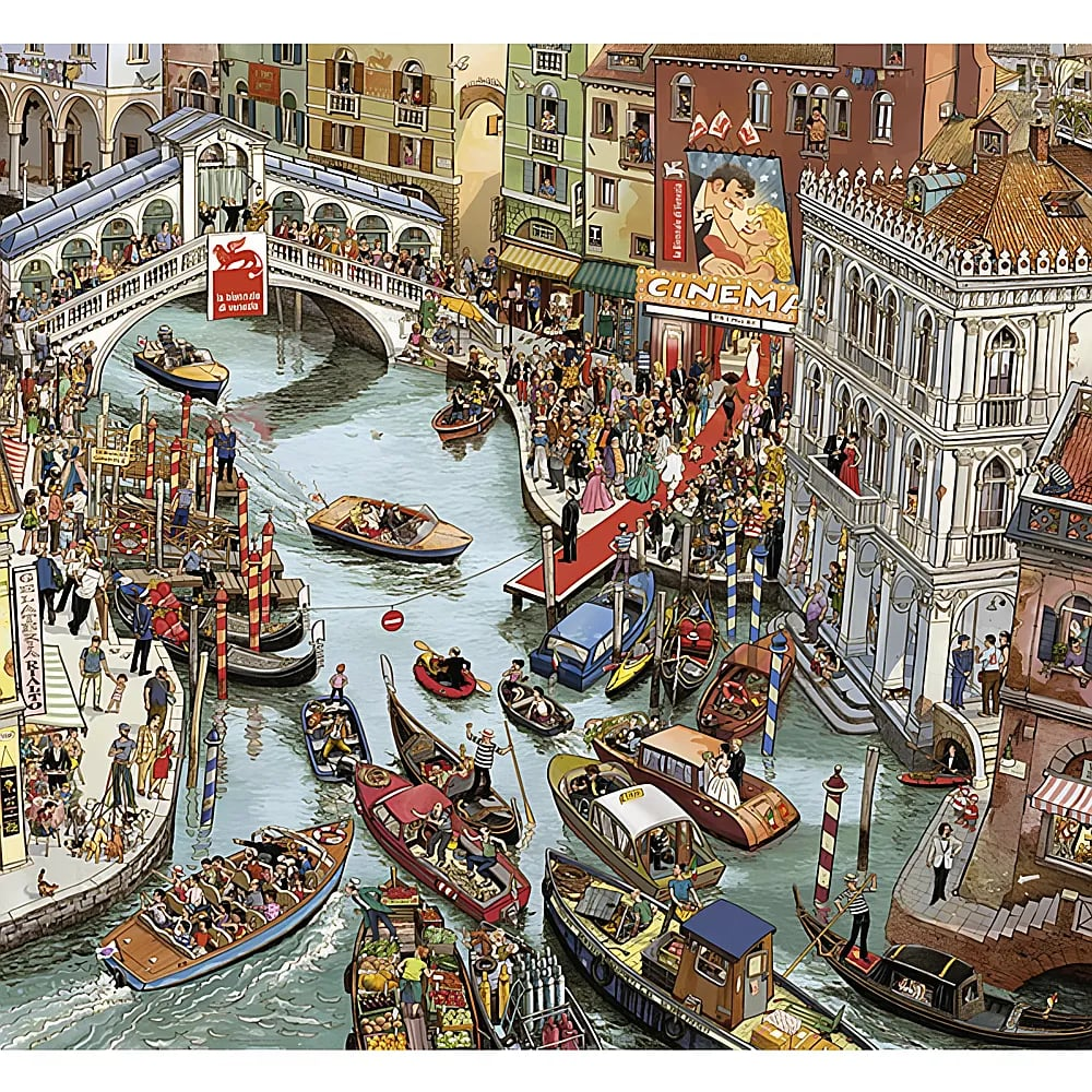 Belebter venezianischer Kanal voller Boote, Gondeln und Menschenmengen in der Nähe einer Brücke und eines Kinos.