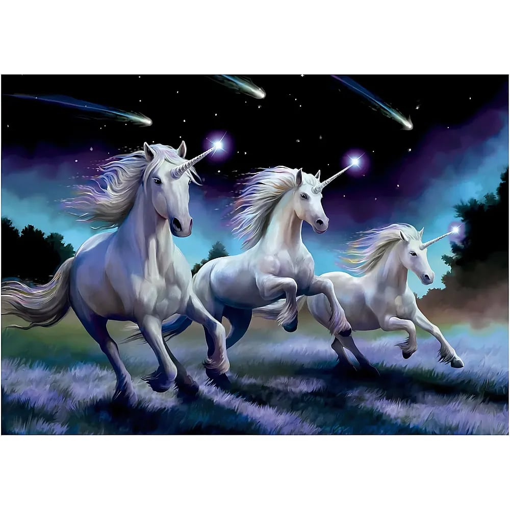 Tres unicornios blancos galopan por un campo cubierto de hierba por la noche bajo un cielo estrellado.