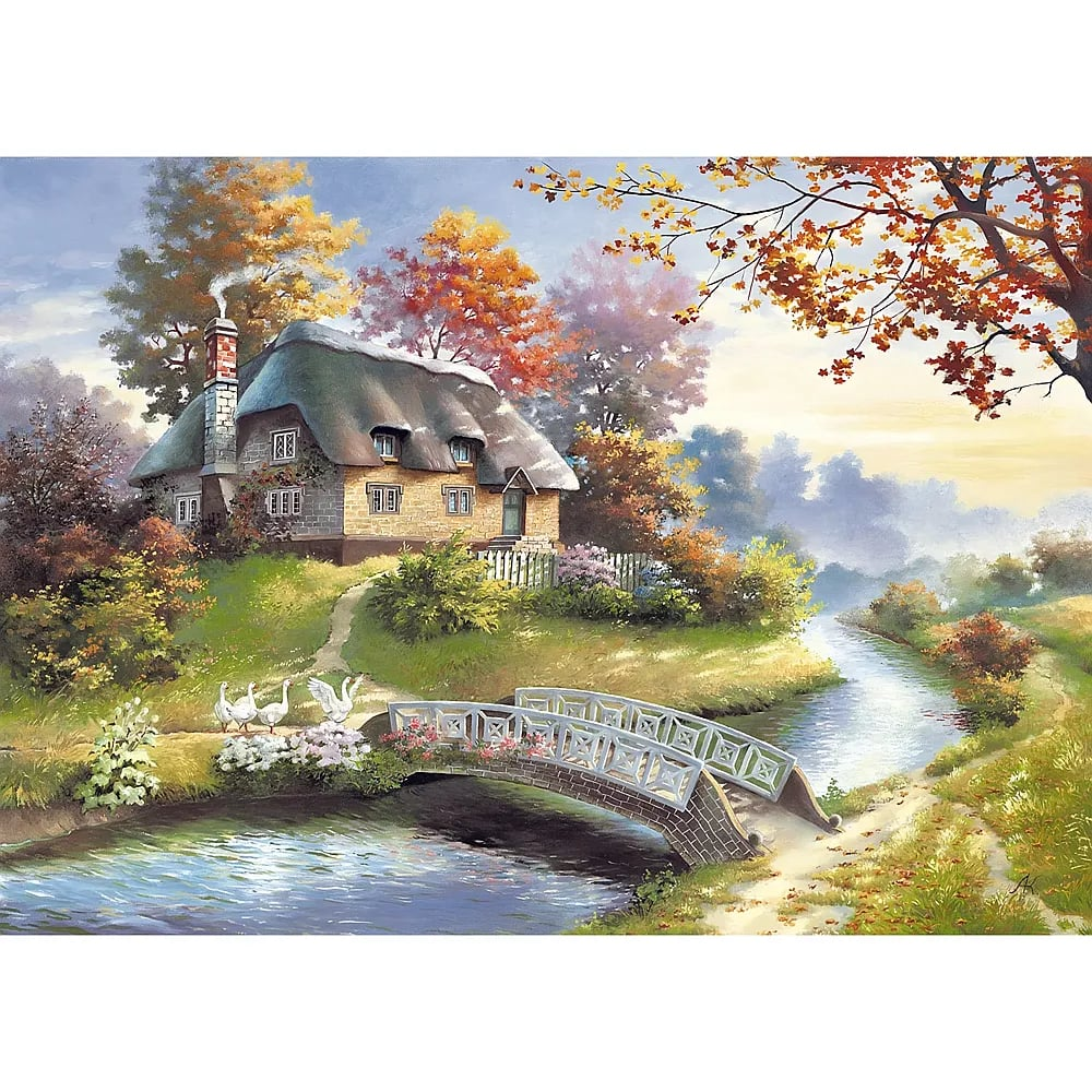 Ein malerisches Cottages mit Strohdach, einer Brücke über einen Fluss und Gänsen im herbstlichen Licht.