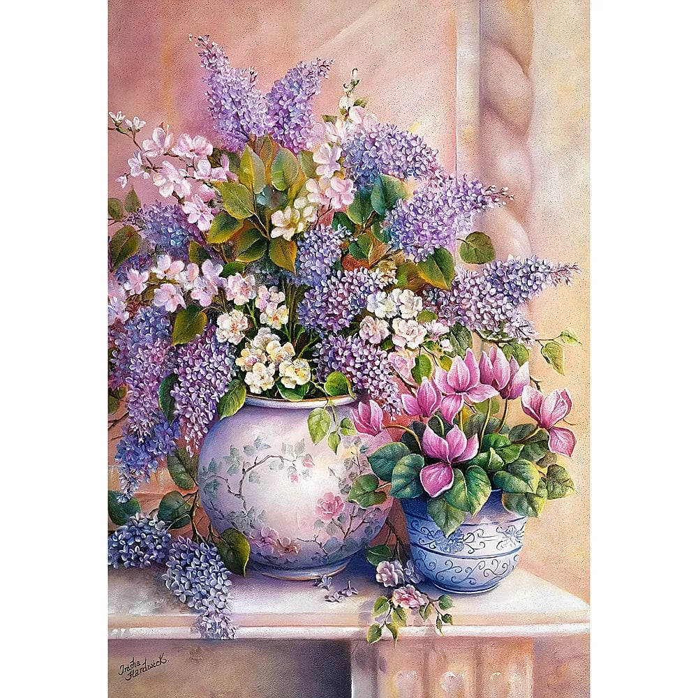 Ein Stillleben mit einer großen Vase voller lila Flieder und einem kleineren Topf mit rosa Blumen auf einem Tisch.