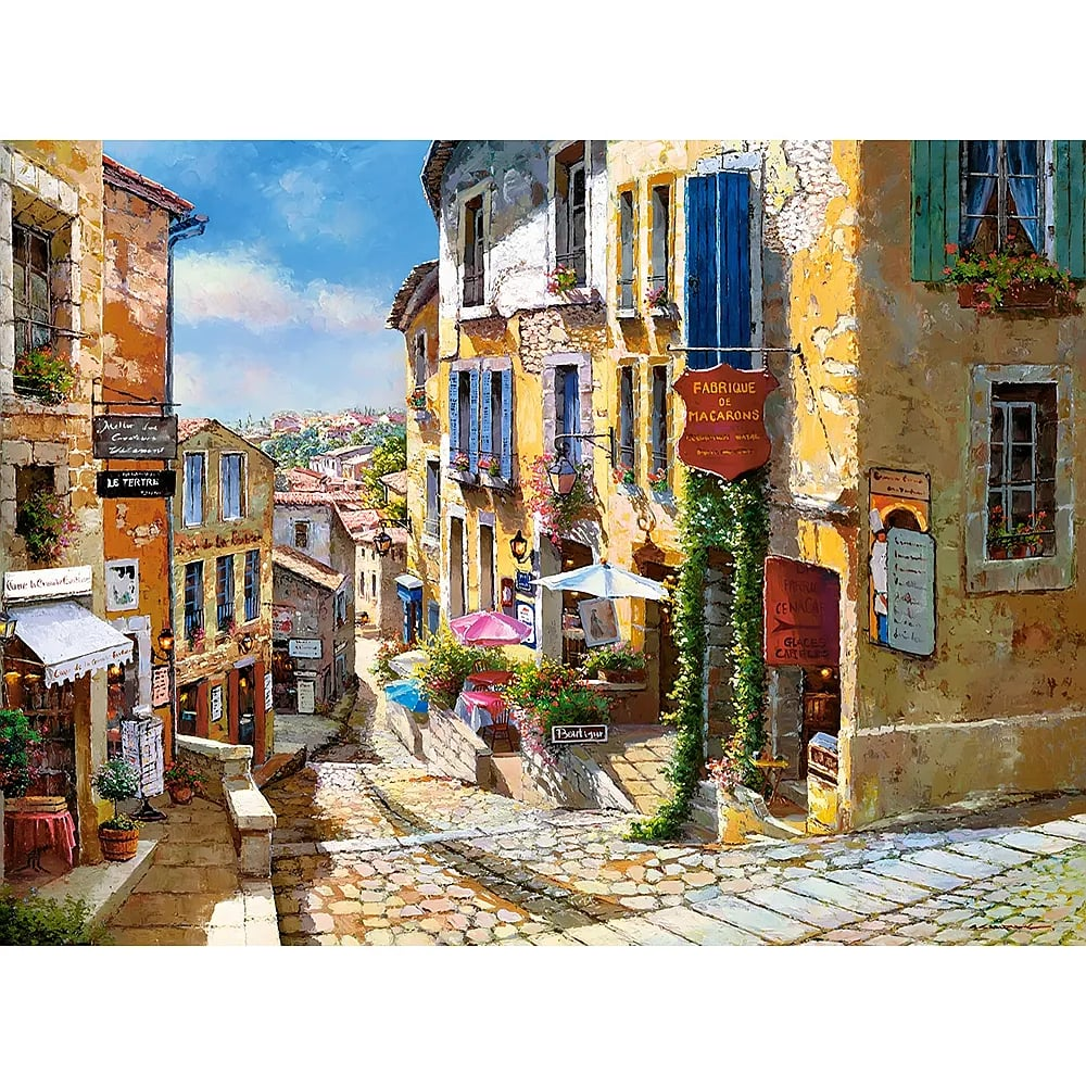 Gemälde einer malerischen, sonnigen europäischen Gasse mit alten Steinhäusern, blauen Fensterläden und Blumen.