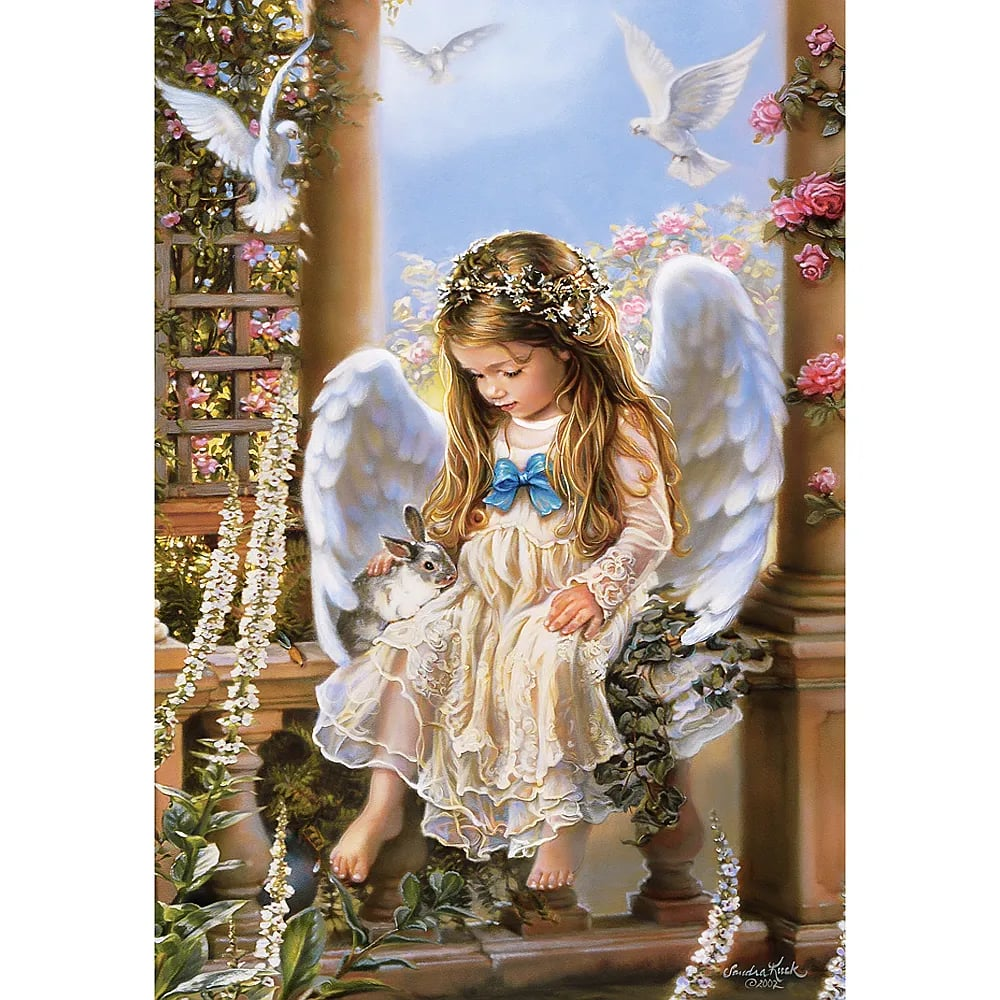Ein kleines Mädchen mit Engelflügeln und Blumenkranz sitzt auf einer Mauer und streichelt einen Hasen, umgeben von Tauben und Rosen.