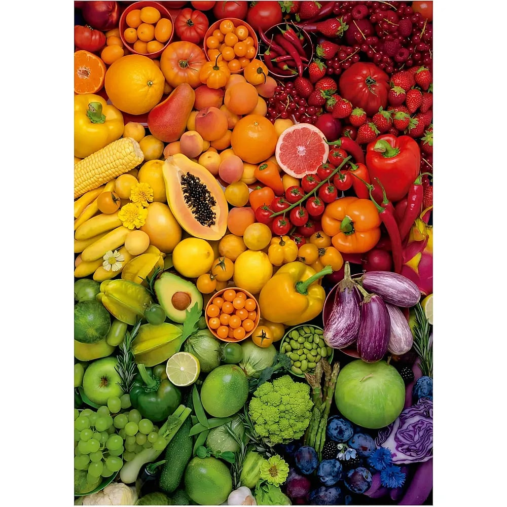 Eine lebendige Auswahl an frischem Obst und Gemüse, angeordnet nach Farbverläufen von rot bis lila.
