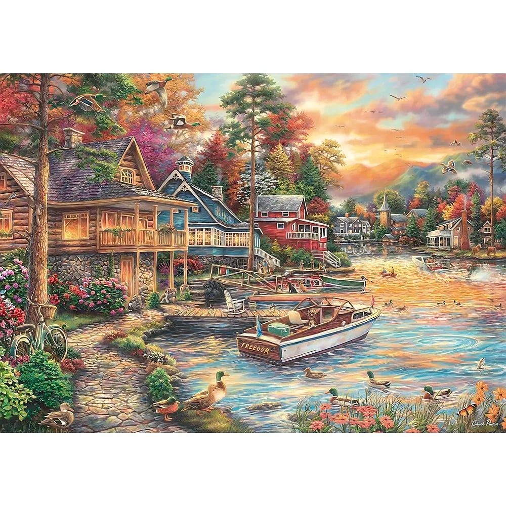 Seeufer mit Boot, Häusern, herbstlichen Bäumen, fliegenden Enten und Blumen im Vordergrund bei Sonnenuntergang.