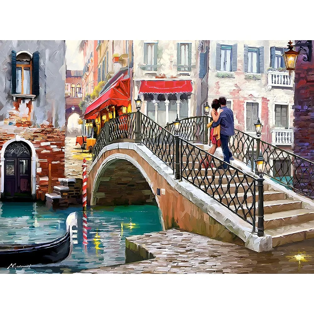 Ein Paar steht auf einer venezianischen Bogenbrücke, unten fährt eine Gondel auf dem blauen Kanal.