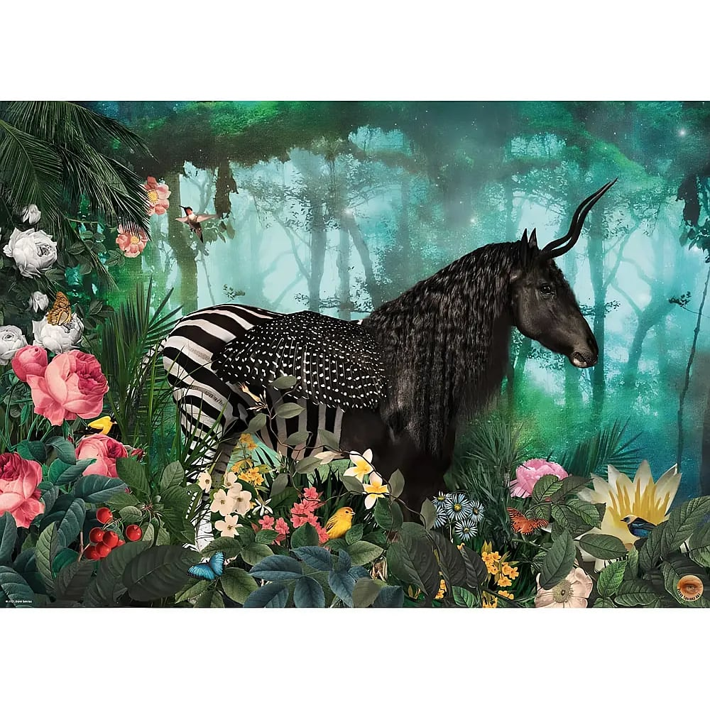 Una creatura mistica con strisce da zebra e un corno si trova in una giungla nebbiosa circondata da fiori colorati.