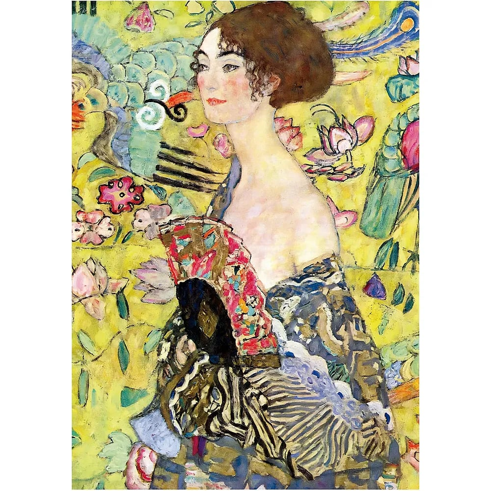 Gemälde einer Frau mit Fächer vor einem farbenfrohen, gelben Hintergrund voller Blumen und Vögel.
