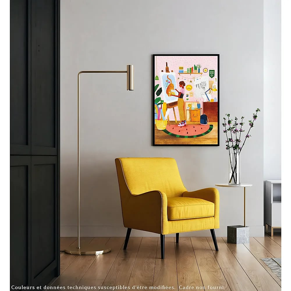 Ein gelber Sessel steht in einem Raum neben einer Stehlampe und einem Bild an der Wand.