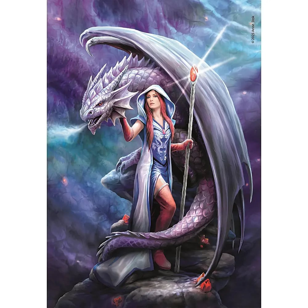 Una mujer pelirroja con túnica azul y blanca está junto a un gran dragón plateado, sosteniendo un bastón.