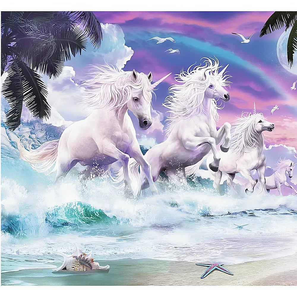 Vier weiße Einhörner galoppieren durch die Wellen eines tropischen Strandes mit Palmen und Regenbogen.