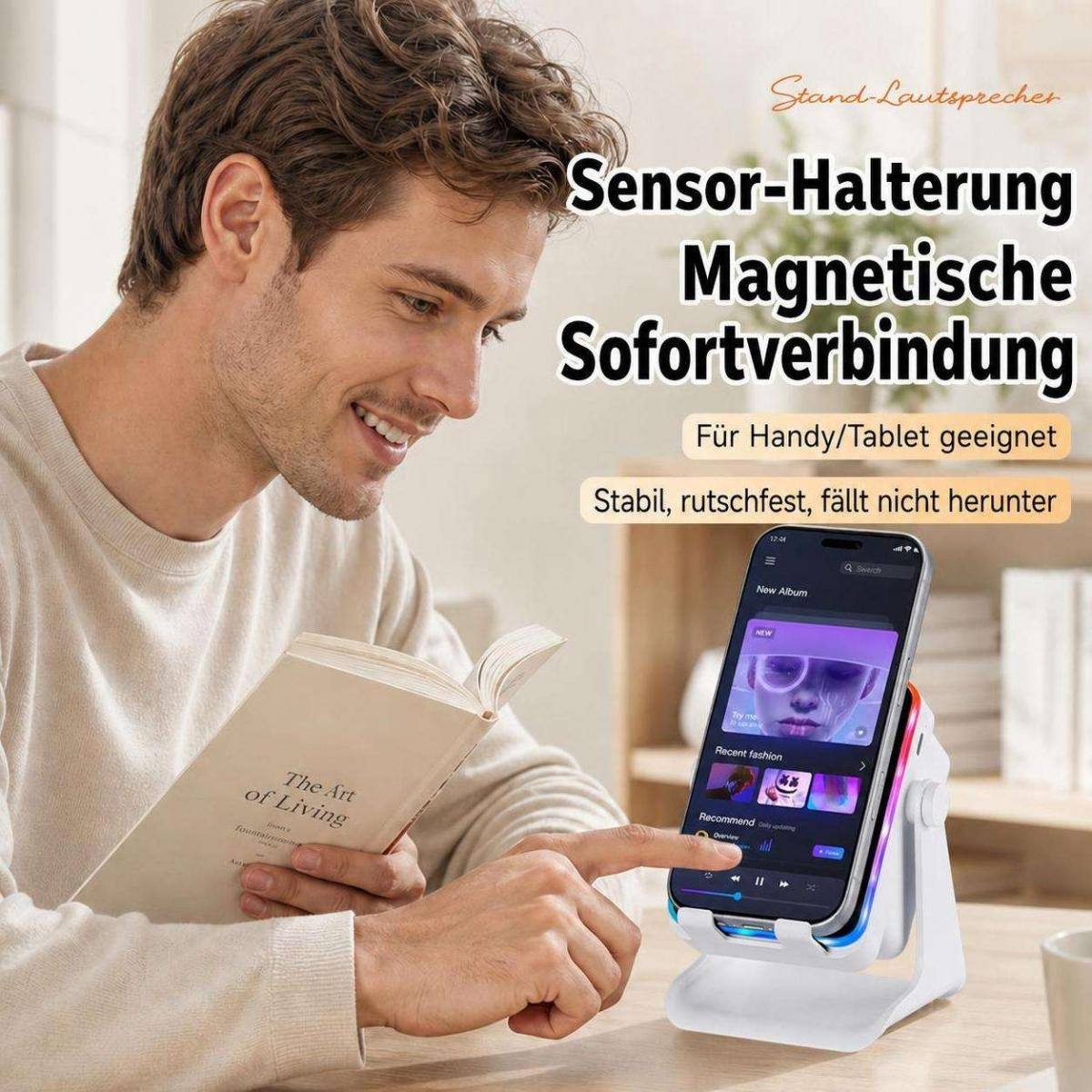 Ein lächelnder Mann liest ein Buch und tippt auf ein Smartphone in einer weißen Halterung.