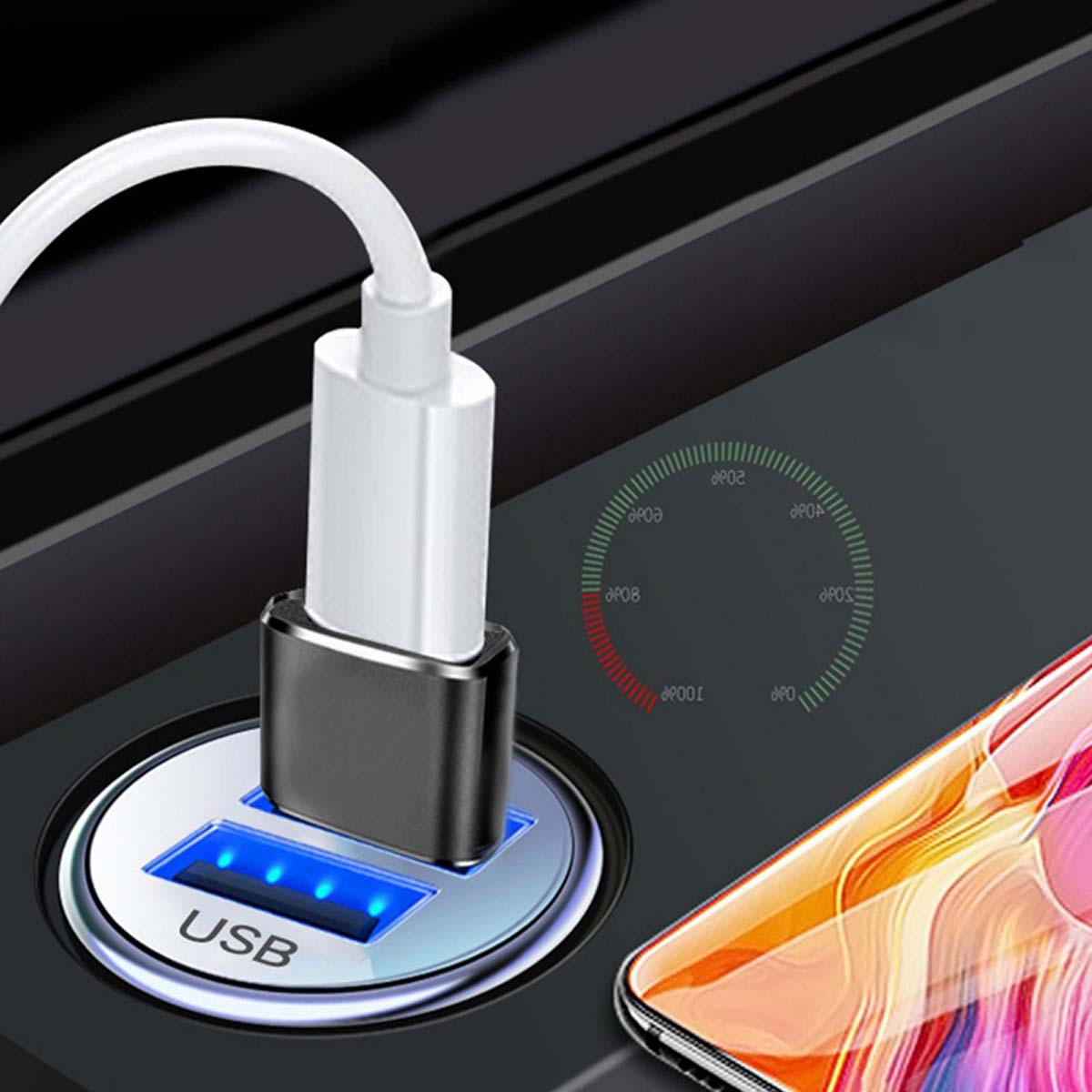 Ein weißes USB-Kabel steckt in einem blauen USB-Anschluss einer Autokonsole, daneben ein Smartphone.