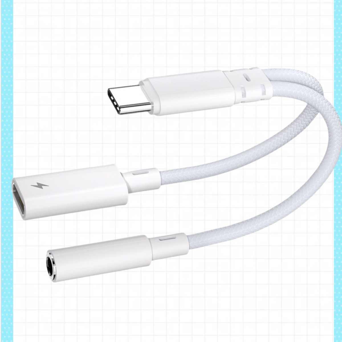 Weißes USB-C-Splitterkabel mit Ladeanschluss und Kopfhörerbuchse vor kariertem Hintergrund.