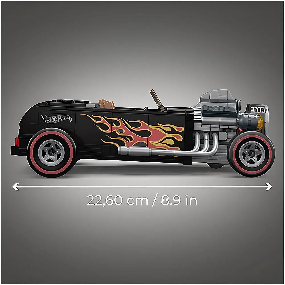 Ein schwarzes Lego Hot Wheels Hot-Rod-Modell, Seitenansicht, 22,60 cm oder 8,9 Zoll lang vor grauem Hintergrund.