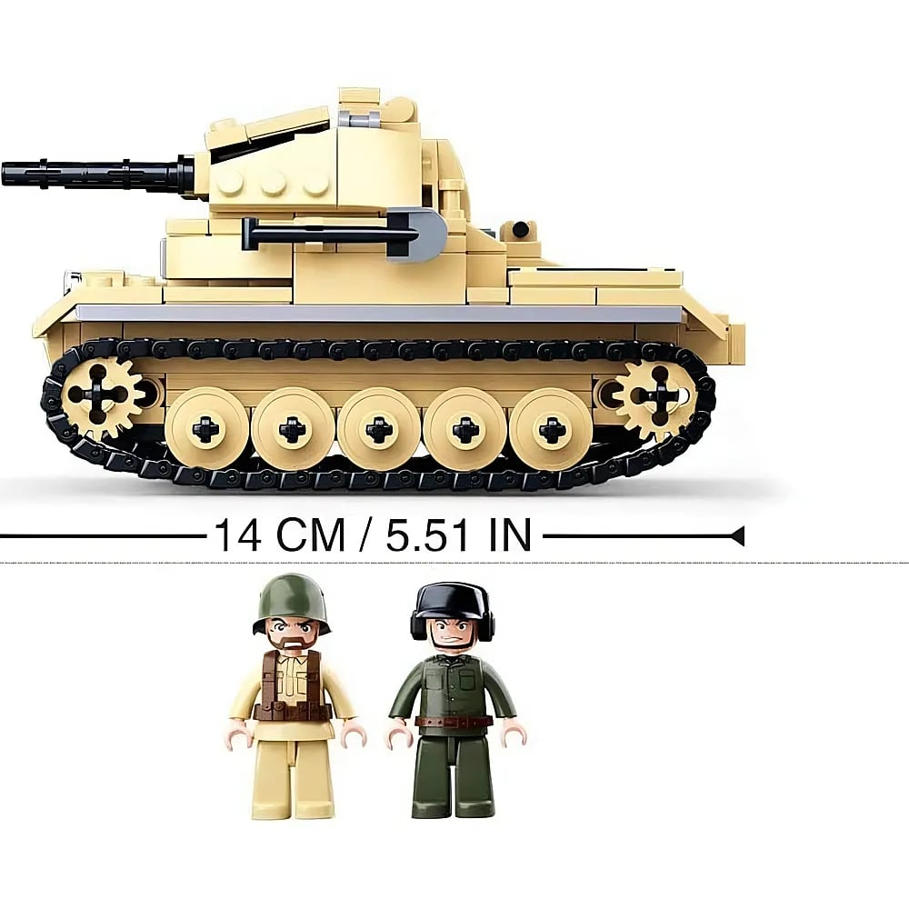 Ein beiger Spielzeugpanzer mit schwarzem Laufwerk und zwei Soldatenfiguren.