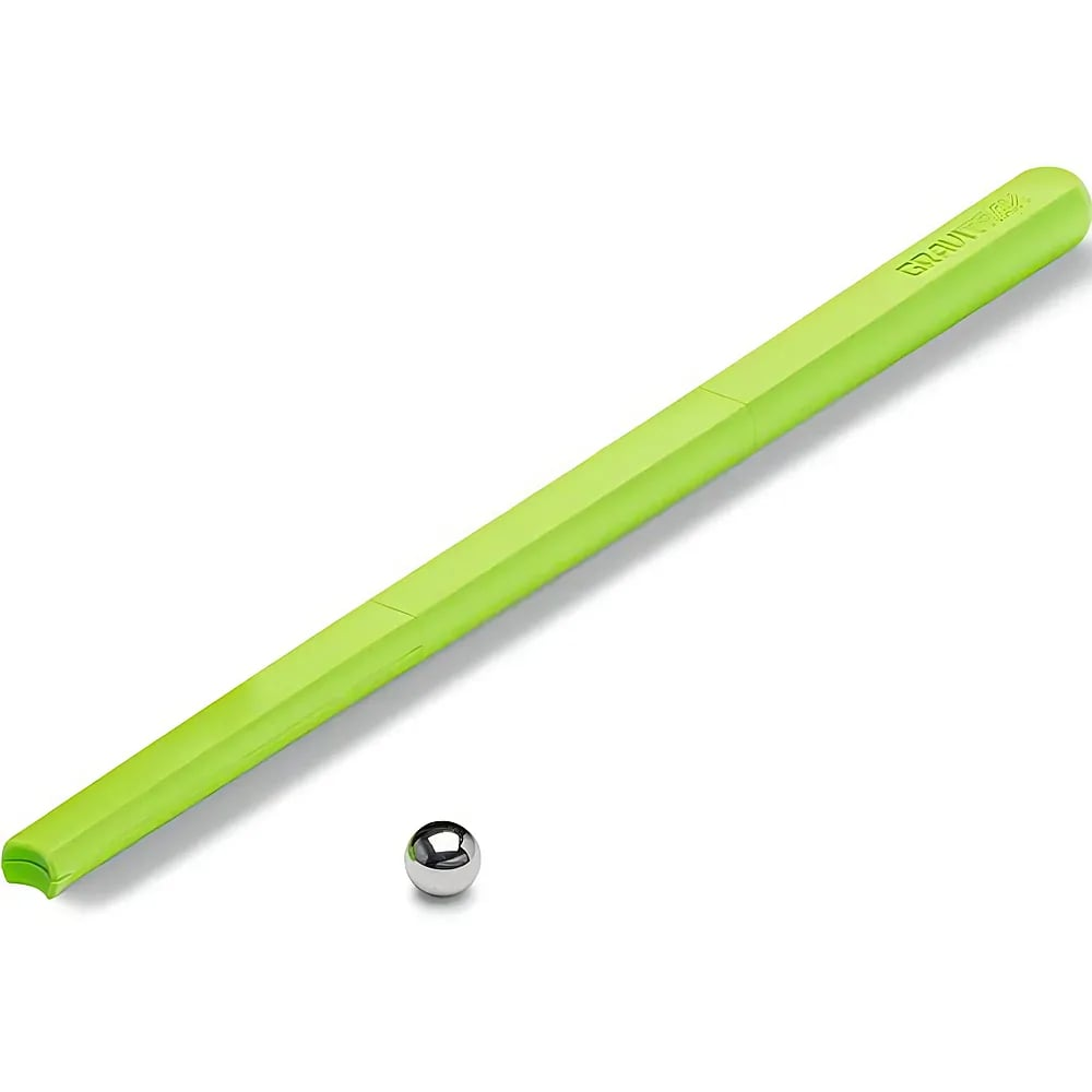 Eine lange grüne Schiene und eine kleine silberne Metallkugel auf weißem Grund.