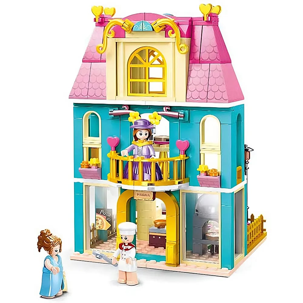 Ein buntes zweistöckiges Spielzeuggebäude mit rosa Dach, Balkon und drei Mini-Puppenfiguren.