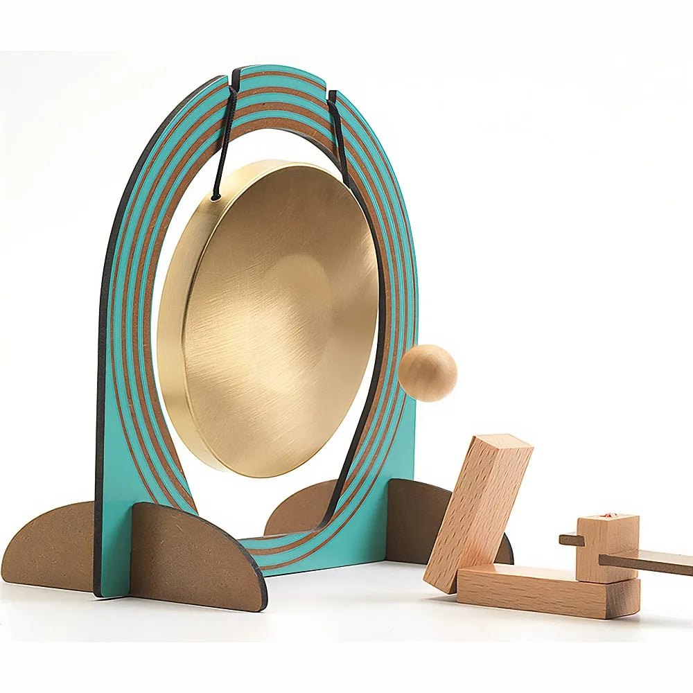 Un jeu de gong en bois avec un gong doré, un cadre turquoise et une petite boule de bois en suspension.