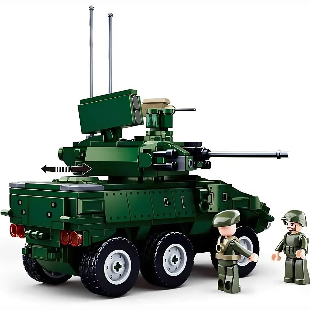 Ein grünes Lego-Militärfahrzeug mit sechs Rädern, Radarsystem und zwei Soldaten daneben auf weißem Hintergrund.