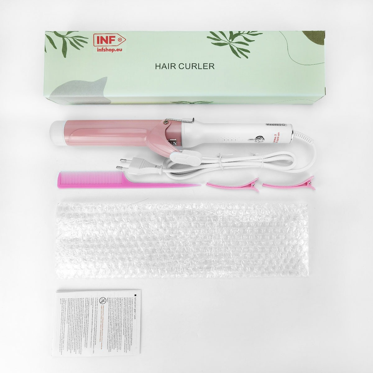 Ein pink-weißer Lockenstab mit Verpackung, Kamm, Clips, Luftpolsterfolie und Anleitung.
