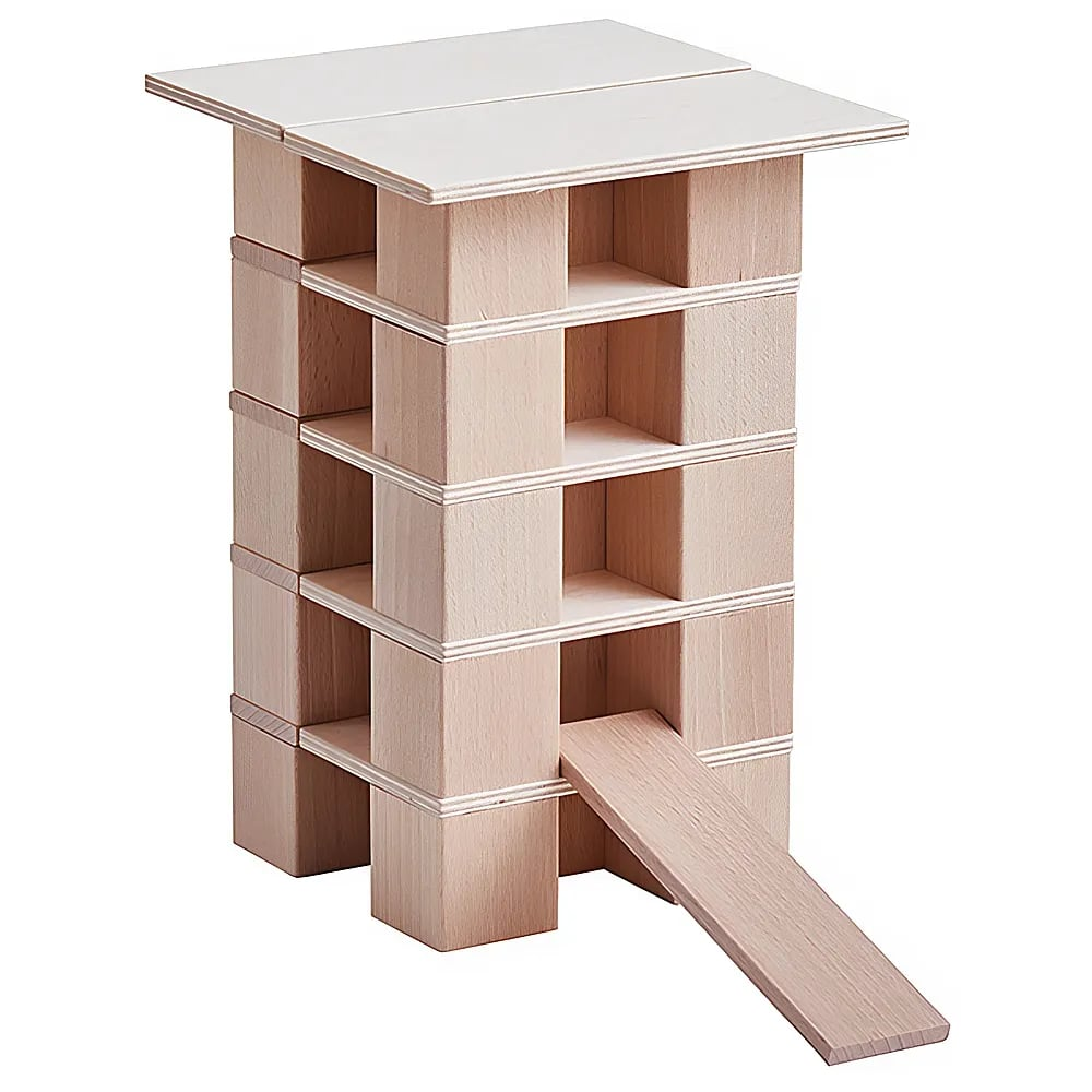 Una torre giocattolo in legno a più piani con scomparti quadrati e uno scivolo.