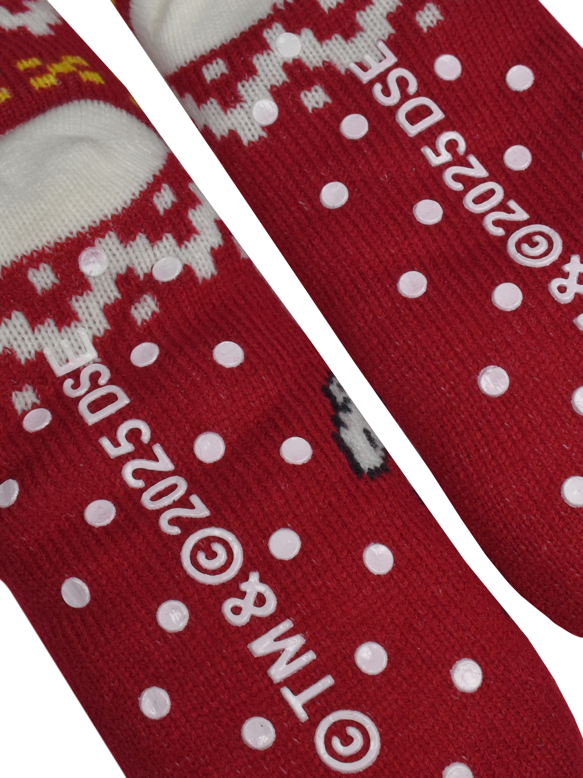 Rote Weihnachtssocken mit weißen Punkten, Strickmuster und Text auf der Sohle.