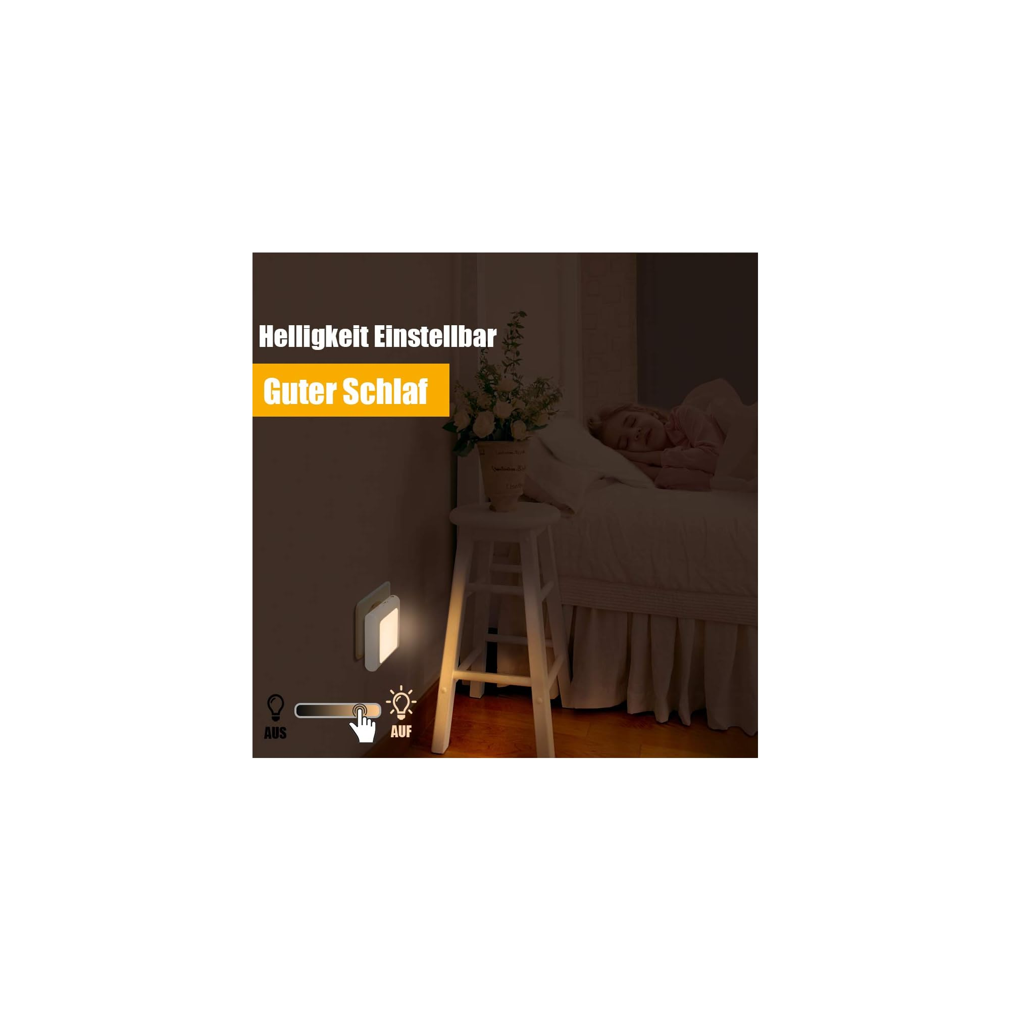 Ein Nachtlicht leuchtet an der Wand in einem abgedunkelten Schlafzimmer, in dem ein Kind im Bett schläft.