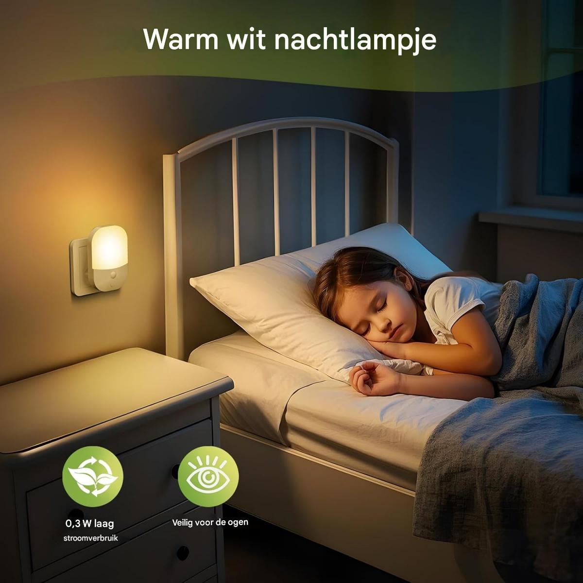 Ein Kind schläft friedlich in einem Bett, während ein warmes Nachtlicht an der Wand leuchtet.