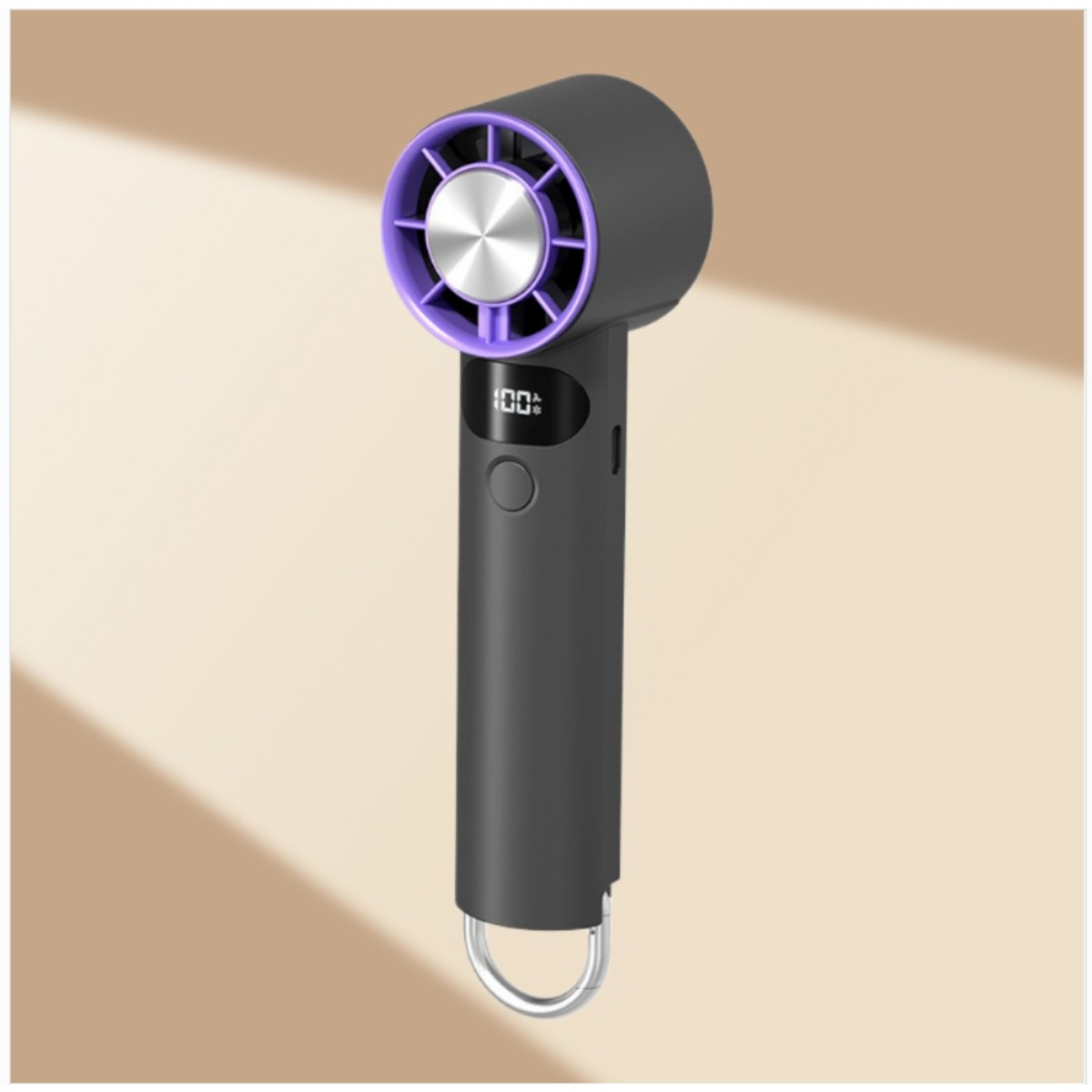 Ein tragbarer dunkelgrauer Handventilator mit lilafarbenem Ring, Digitaldisplay und einem silbernen Karabiner am Griff.
