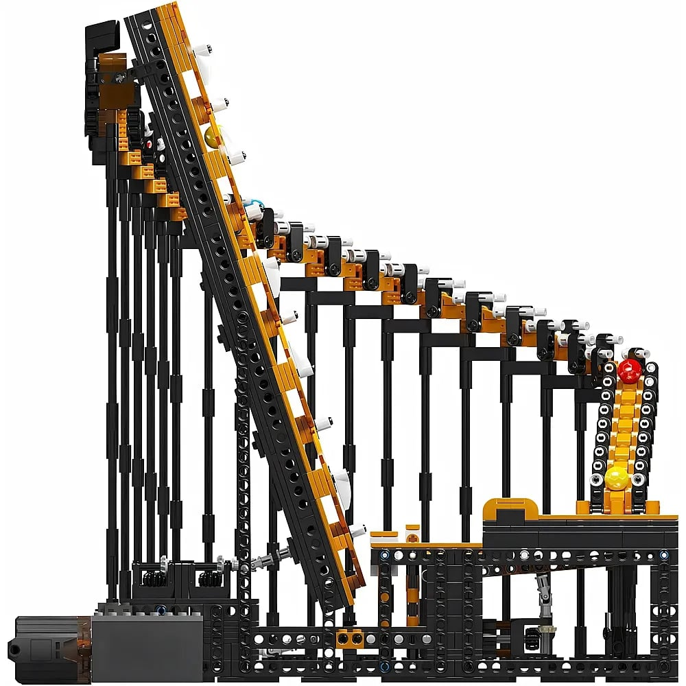 Un complesso modello di pista per biglie Lego Technic nero e giallo su sfondo bianco.