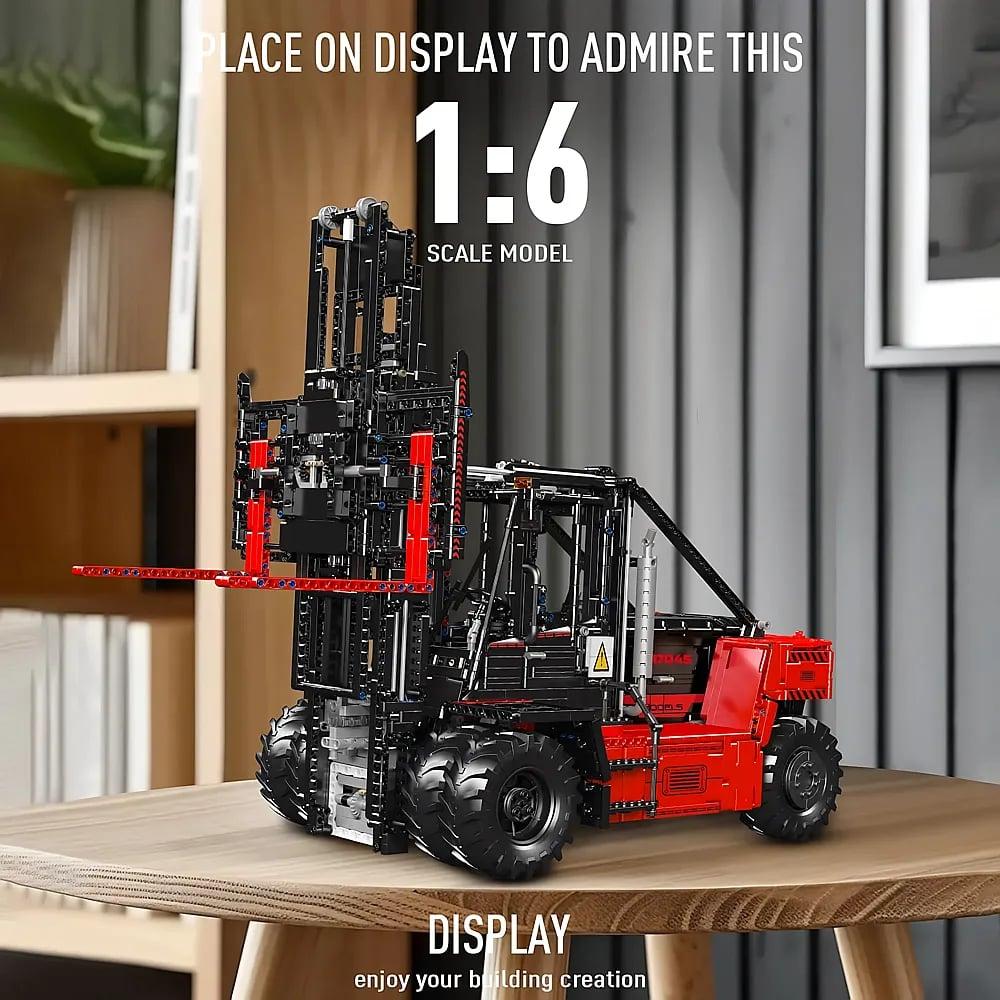Ein detailliertes 1:6 Modell eines schwarz-roten Gabelstaplers steht auf einem Holztisch.